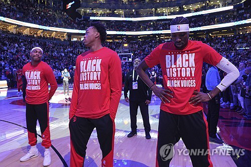 2일 캐나다 토론토에서 열린 미국프로농구(NBA) 토론토 랩터스와 로스앤젤레스 클리퍼스 경기에 앞서 랩터스 선수들이 미국 국가에 대한 캐나다 팬들의 야유 소리를 듣고 있다. AP 연합뉴스
